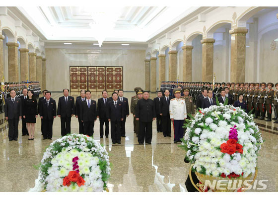 [서울=뉴시스] 김정은 북한 국무위원장 등이 17일 김정일 전 국방위원장 사망 9주기 기일을 맞아 금수산태양궁전에 있는 김일성과 김정일의 동상 앞에 꽃바구니를 바치고 있다. (출처=노동신문) 2020.12.17.