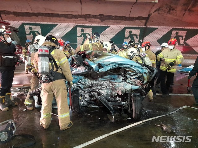 [인천=뉴시스] 김동영 기자 = 지난 16일 오후 9시 10분께 인천시 중구 수도권 제2외곽순환고속도로 북항 터널 김포방향에서 술을 마시고 벤츠 승용차를 몰던 40대 남성이 앞서가던 마티즈 승용차 후미를 들이받았다. 2020.12.17. (사진=인천소방본부 제공)