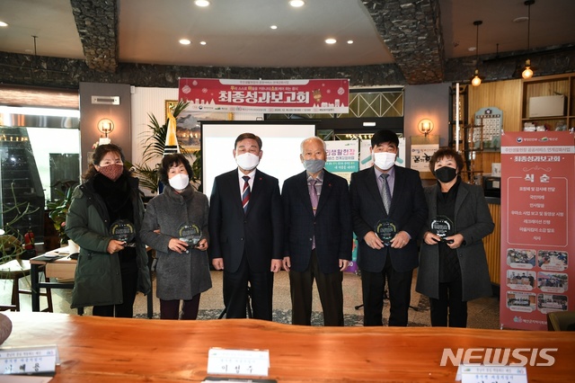 [예산=뉴시스] 황선봉 예산군수가 우마소 유공자 표창을 하고 있다. 