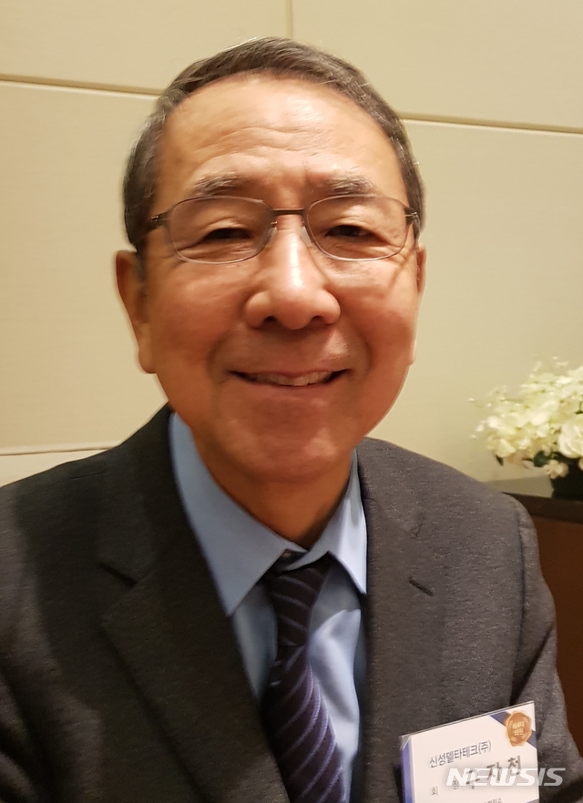 [창원=뉴시스] 경남 창원국가산업단지 내 신성델타테크㈜ 구자천 회장. 2020.12.17. hjm@newsis.com