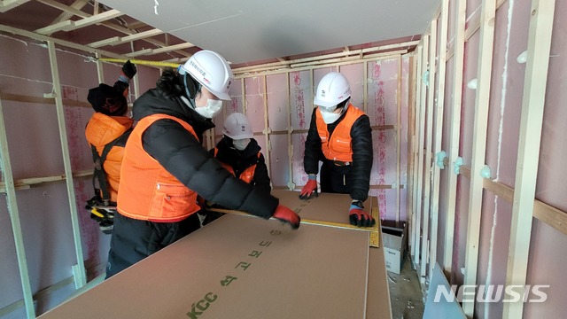 [안동=뉴시스] 17일 의성군 비안면에 있는 독립유공자 배용석 선생의 후손인 배모 씨의 주거 공간 마련을 위해 빈집을 수리하고 있는 봉사단원들. (사진=경북도 제공) 2020.12.17