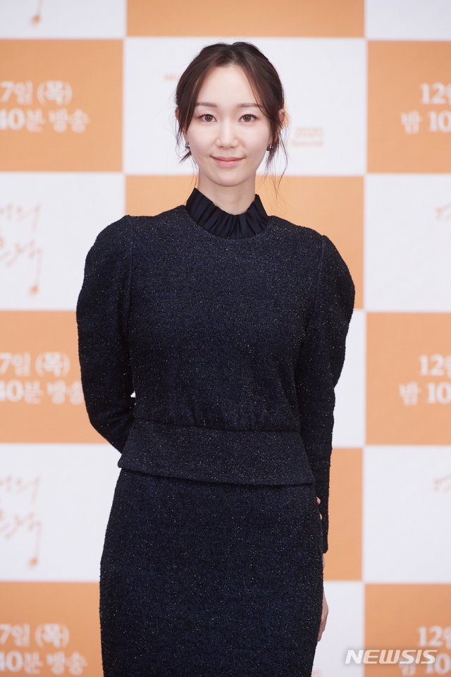 [서울=뉴시스] 17일 온라인 생중계로 진행된 KBS 2TV 드라마스페셜 2020 '연애의 흔적' 제작발표회에 참석한 배우 이유영 (사진=KBS 제공) 2020.12.17. photo@newsis.com 