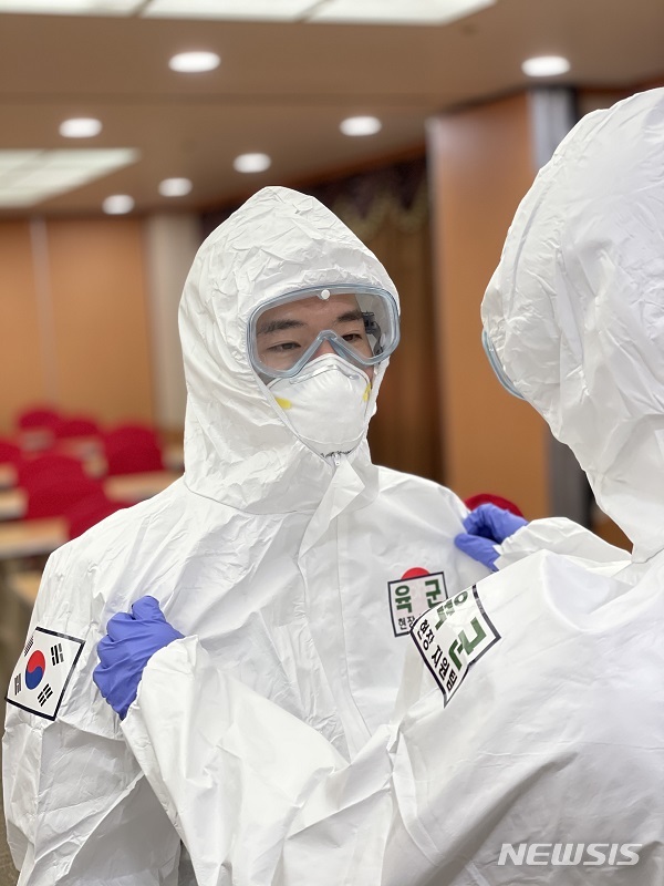 [대구=뉴시스]이은혜 기자 = 육군 제50사단 현장지원팀 임현호 중사(왼쪽)와 박주영 하사. 2020.12.17. (사진=육군 제50사단 제공) photo@newsis.com