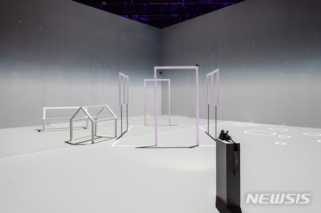 [서울=뉴시스] 문준용, Augmented Shadow - Outside, 2020, Interactive installation, Variable size. 사진=금산갤러리 제공.