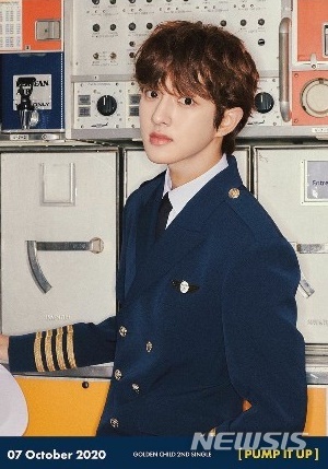 [서울=뉴시스]골든차일드의 봉재현. (사진='골든차일드' 인스타그램 사진 캡처) 2020.12.17. photo@newsis.com