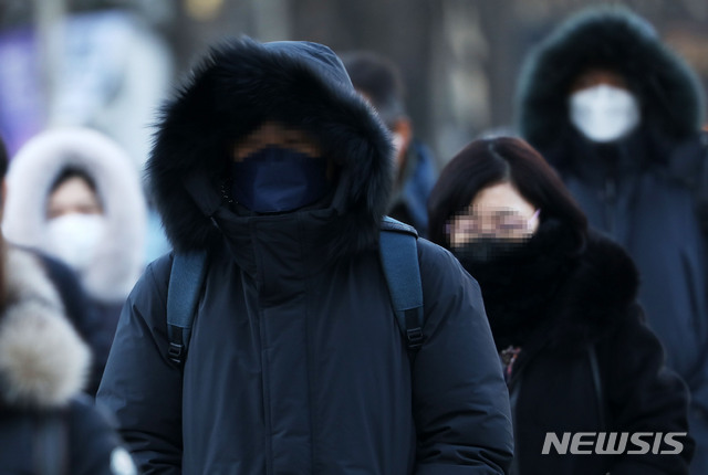 [서울=뉴시스] 홍효식 기자 = 서울 아침 최저기온이 영하 10도 내외로 떨어지며 한파가 이어지는 지난 17일 오전 서울 종로구 광화문역 사거리에서 시민들이 두꺼운 옷을 입고 출근길 발걸음을 재촉하고 있다. 2020.12.17. yesphoto@newsis.com