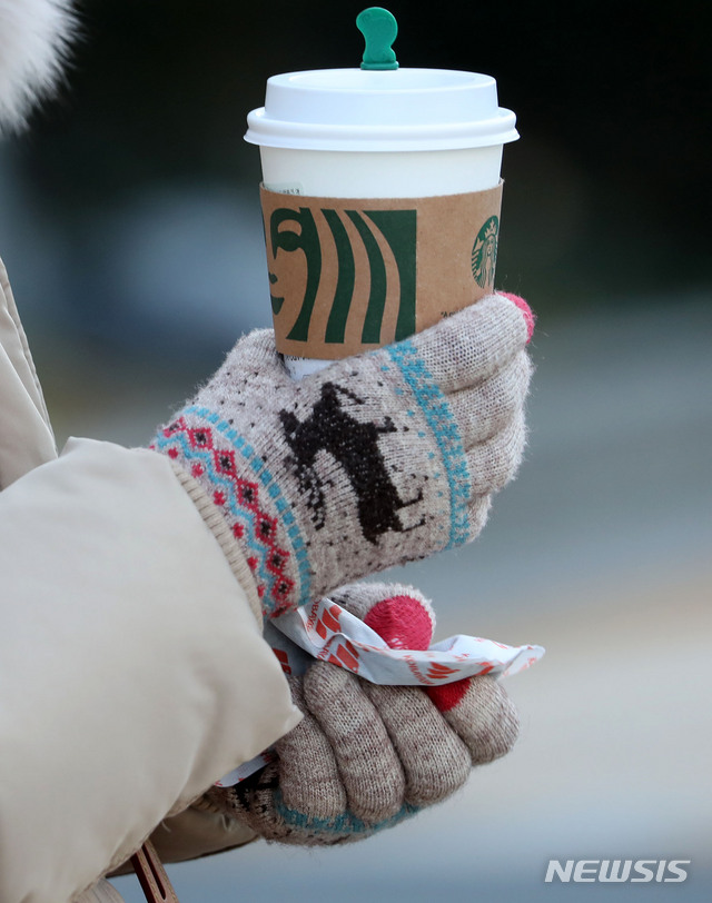 [서울=뉴시스] 홍효식 기자 = 서울 아침 최저기온이 영하 10도 내외로 떨어지며 한파가 이어지는 17일 오전 서울 종로구 광화문역 사거리에서 한 시민이 장갑을 낀 채 따뜻한 커피와 핫팩을 들고 신호등을 기다리고 있다. 2020.12.17. yesphoto@newsis.com