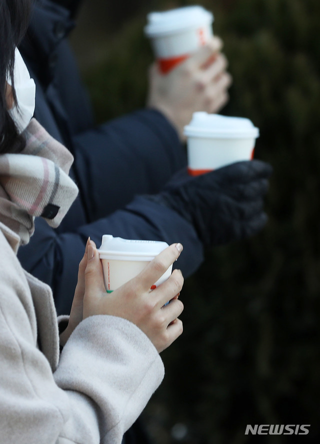 [서울=뉴시스] 홍효식 기자 = 서울 아침 최저기온이 영하 10도 내외로 떨어지며 한파가 이어지는 17일 오전 서울 종로구 광화문역 인근에서 시민들이 따뜻한 커피를 들고 출근길 발걸음을 재촉하고 있다. 2020.12.17. yesphoto@newsis.com