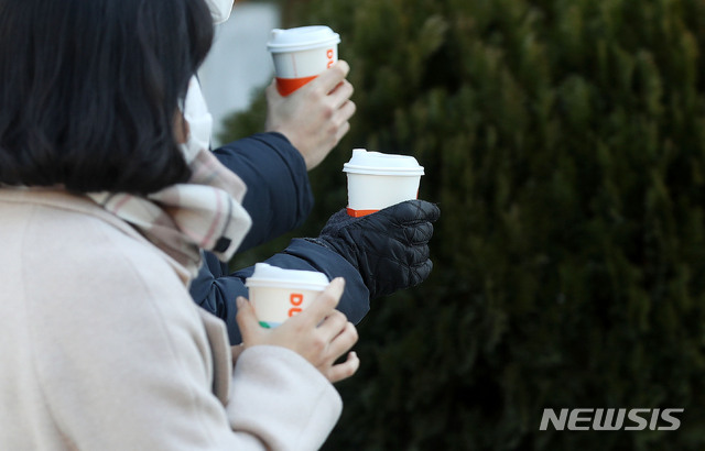 [서울=뉴시스] 홍효식 기자 = 서울 아침 최저기온이 영하 10도 내외로 떨어지며 한파가 이어지는 17일 오전 서울 종로구 광화문역 인근에서 시민들이 따뜻한 커피를 들고 출근길 발걸음을 재촉하고 있다. 2020.12.17. yesphoto@newsis.com