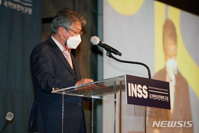 [서울=뉴시스]지난해 12월17일 김기정 국가안보전략연구원 원장이 서울 종로구 포시즌스호텔에서 열린 2020 글로벌 인텔리전스 서밋에서 개회사를 하고 있다. (사진=국가안보전략연구원 제공) 2020.12.17. photo@newsis.com