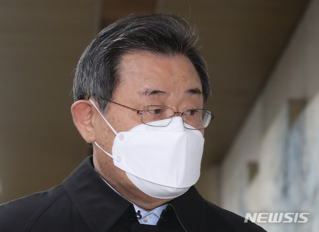 [서울=뉴시스] 조수정 기자 = 이병기 전 청와대 비서실장이 지난 2020년 12월17일 오후 서울 서초구 서울고법에서 '세월호 특조위 방해' 혐의 선고공판 출석을 위해 법정으로 향하고 있다. 2020.12.17. chocrystal@newsis.com