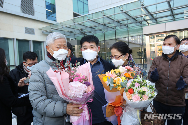 [수원=뉴시스]사진공동취재단 = 화성연쇄살인범 이춘재 8차사건의 범인으로 투옥되어 20년간 복역한 윤성여 씨가 17일 오후 경기도 수원시 수원지방법원 형사법정에서 무죄 선고를 받고 기뻐하고 있다. 2020.12.17. photo@newsis.com