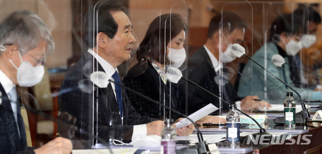 [서울=뉴시스]김명원 기자 = 정세균 국무총리가 17일 서울 종로구 세종로 정부서울청사에서 열린 국가산학연협위원회 회의에서 모두발언을 하고 있다. (공동취재사진) 2020.12.17. photo@newsis.com