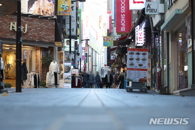 [서울=뉴시스] 고승민 기자 = 지난 17일 서울 명동거리가 한산하다. 2020.12.17. kkssmm99@newsis.com