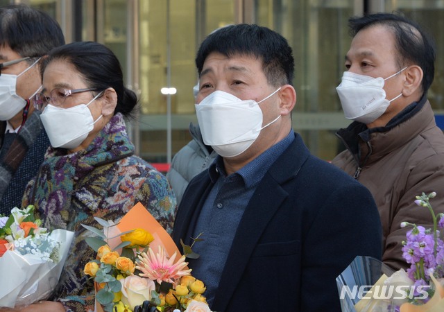 [수원=뉴시스]사진공동취재단 = 지난 2020년 12월17일 오후 경기도 수원시 영통구 수원지방법원에서 열린 이춘재 연쇄살인 8차 사건 재심 선고공판에서 재심 청구인 윤성여 씨가 무죄를 선고받고 법원 청사를 나와 취재진 질문에 답하고 있다. 2020.12.17. photo@newsis.com