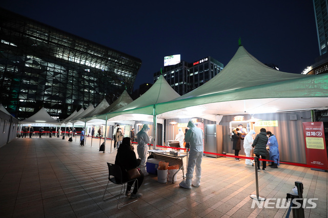 [서울=뉴시스] 김병문 기자 = 17일 오후 중구 서울광장에 설치된 신종 코로나바이러스 감염증(코로나19) 임시선별진료소에서 시민들이 검사를 기다리고 있다. 2020.12.17. dadazon@newsis.com