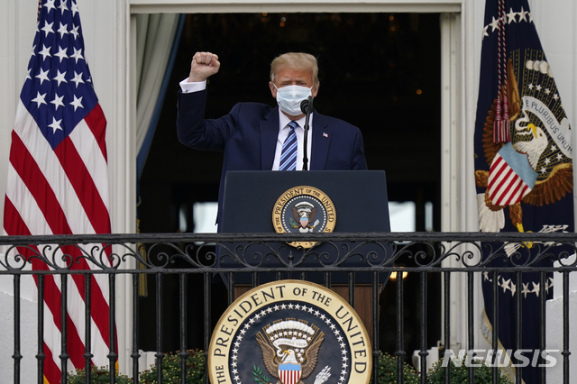 [워싱턴=AP/뉴시스]도널드 트럼프 미국 대통령이 지난 10월10일 백악관에서 청중들을 향해 주먹을 쥐어 보이는 모습. 트럼프 대통령은 전 국민 상대 재난 지원 수표 지급액을 기존 600달러에서 2000달러로 인상하라고 주장해왔다. 2020.12.29.