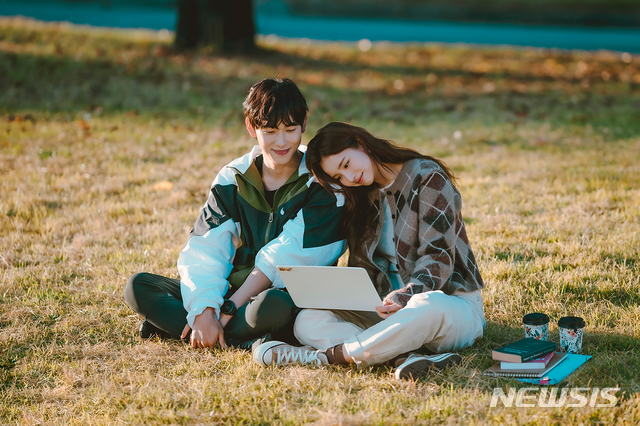 [서울=뉴시스]드라마 '런 온' 스틸. (사진=넷플릭스 제공) 2020.12.18 photo@newsis.com