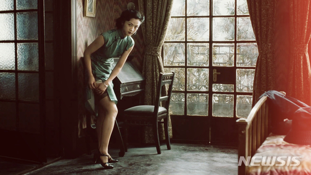 [서울=뉴시스]영화 '색계' 스틸. (사진=넷플릭스 제공) 2020.12.18 photo@newsis.com