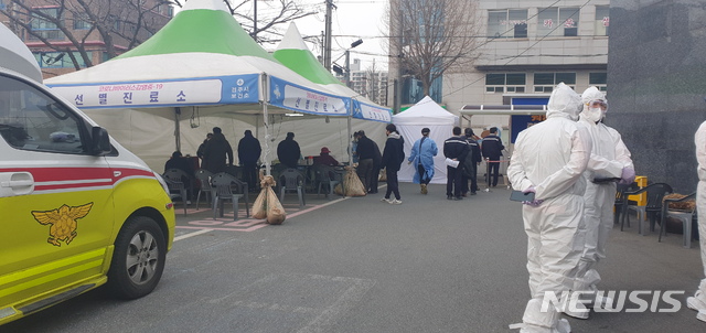 [경주=뉴시스] 이은희 기자= 18일 경주시보건소 선별진료소에서 시민들이 코로나19 검사를 위해 대기하고 있다. 2020.12.18. leh@newsis.com