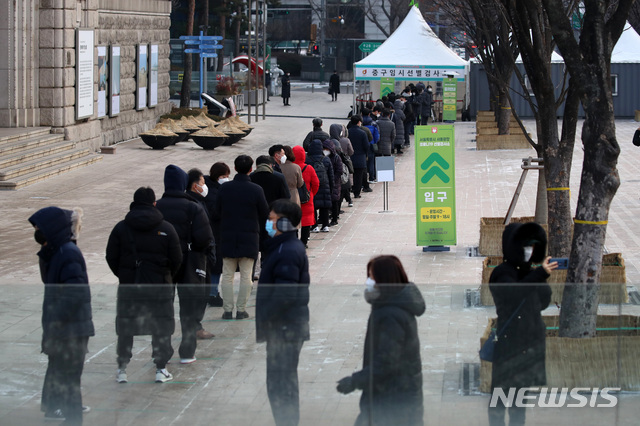 [서울=뉴시스]김선웅 기자 = 지난 18일 서울 중구 서울광장에 설치된 중구 임시 선별검사소에서 시민들이 검사를 받기 위해 줄을 서고 있다. 2020.12.18. mangusta@newsis.com