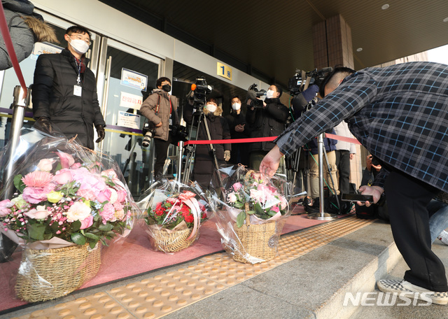 [과천=뉴시스] 조수정 기자 = 18일 오전 과천 법무부 청사에서 한 시민이 추미애 법무부 장관 응원 꽃바구니를 놓고 있다. 2020.12.18. chocrystal@newsis.com