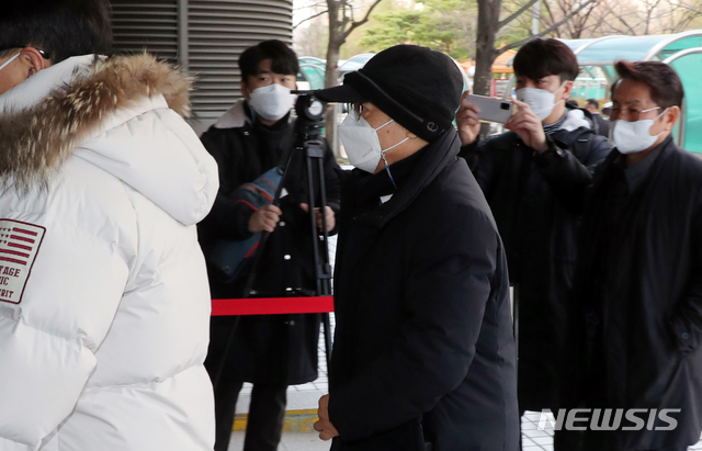 [부산=뉴시스] 하경민 기자 = 오거돈 전 부산시장이 구속 전 피의자심문(영장실질심사)에 출석하기 위해 18일 오전 부산 연제구 부산지법에 들어가고 있다. 2020.12.18. yulnetphoto@newsis.com