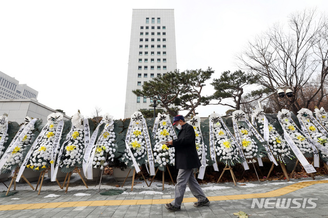 [서울=뉴시스] 김병문 기자 = 윤석열 검찰총장이 자신에 대한 정직 2개월 처분을 취소해달라는 소송과 함께 징계 처분 효력을 멈춰달라는 집행정지 신청을 법원에 제출한 가운데 18일 오전 서울 서초구 대검찰청 앞에 근조화환이 세워져 있다 2020.12.18. dadazon@newsis.com