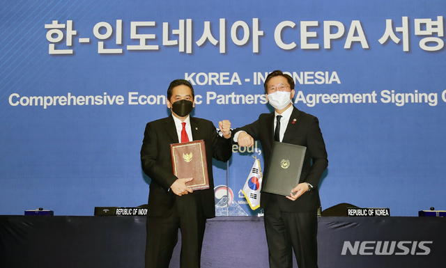 [서울=뉴시스]성윤모 산업통상자원부 장관이 18일 서울 소공동 롯데호텔 크리스탈볼룸에서 아구스 수파르만토(Agus Suparmanto) 인도네시아 무역부 장관과 '한-인도네시아 포괄적경제동반자협정(CEPA) 서명식'을 한 뒤 기념촬영 하고 있다. (사진=산업통상자원부 제공) 2020.12.18. photo@newsis.com