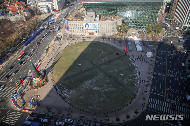 [서울=뉴시스]김선웅 기자 = 1062명의 신규 코로나19 확진자가 발생한 18일 서울광장에 설치된 중구 임시 선별검사소에서 시민들이 코로나19 검사를 받기 위해 줄을 서고 있다. 2020.12.18. mangusta@newsis.com