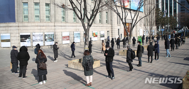 [서울=뉴시스]김선웅 기자 = 지난 18일 서울광장에 설치된 중구 임시 선별검사소에서 시민들이 코로나19 검사를 받기 위해 줄을 서고 있다. 2020.12.18. mangusta@newsis.com