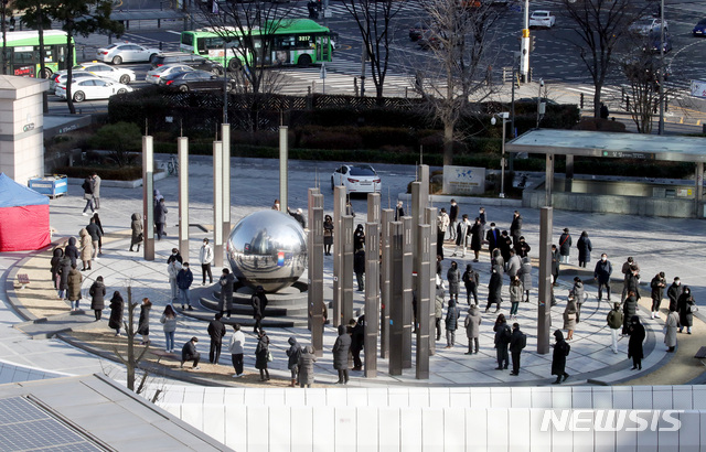 [서울=뉴시스] 김병문 기자 = 18일 오후 서울 강남구 삼성역 6번출구 인근에 마련된 신종 코로나바이러스 감염증(코로나19) 임시선별진료소를 찾은 시민들이 검사를 받기 위해 대기하고 있다. 2020.12.18. dadazon@newsis.com