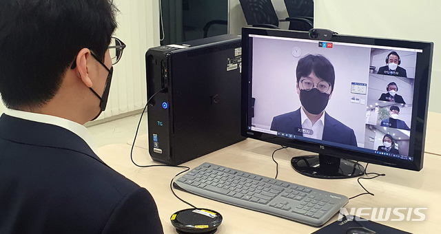 [서울=뉴시스]홍찬선 기자 = 한국공항공사가 18일부터 22일까지 정규직 신입사원 선발을 비대면 화상면접을 진행한다고 밝혔다. 이는 신종 코로나바이러스 감염증(코로나 19)의 확산에 따른 조치로 공사는 이번 채용을 통해 약 42명을 선발할 계획이다. 사진은 이날 화상면접 전 직원들의 연습 모습. (사진=한국공항공사 제공) 2020.12.18. photo@newsis.com