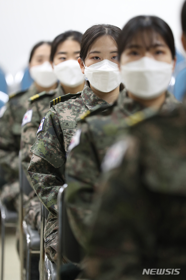 [서울=뉴시스] 이윤청 기자 = 국군간호사관학교 3학년 생도들이 18일 충남지역 생활치료센터에서 코로나19 추가 확산을 차단하기 위한 범정부적 대응 지원대책에 따른 간호 임무 수행을 위해 사전교육을 받고 있다. 2020.12.18. (사진=국방부 제공) photo@newsis.com