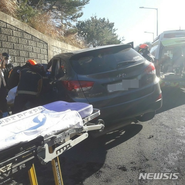 [대구=뉴시스]이은혜 기자 = 19일 오전 경북 포항시 남구 구룡포읍 31번 국도에서 경주 방향으로 주행하던 투산 차량이 지하차도 옹벽을 들이받았다. 이 사고로 차량에 타고 있던 60대 남성 2명이 숨졌다. 2020.12.19. (사진=경북소방본부 제공) photo@newsis.com