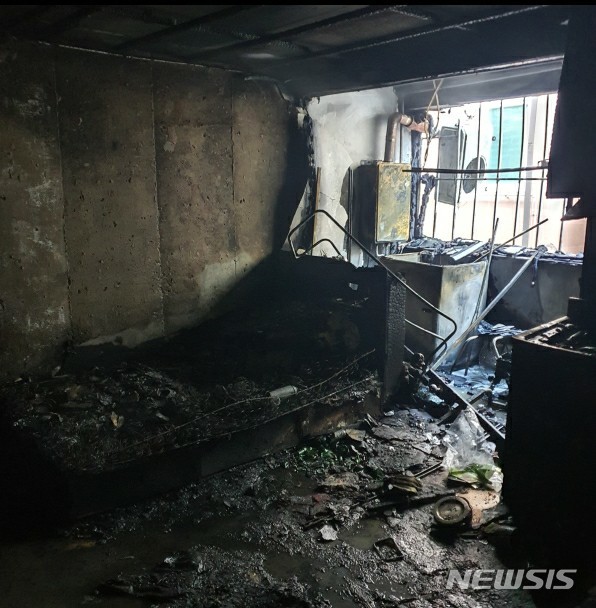 [인천=뉴시스] 김동영 기자 = 19일 오후1시31분께 인천시 계양구 용종동 4층 규모 다세대주택 2층에서 불이나 A(67)씨가 숨졌다. 2020.12.19. (사진=계양소방서 제공)