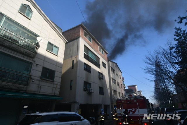 [인천=뉴시스] 김동영 기자 = 19일 오후1시31분께 인천시 계양구 용종동 4층 규모 다세대주택 2층에서 불이나 A(67)씨가 숨졌다. 2020.12.19. (사진=계양소방서 제공)