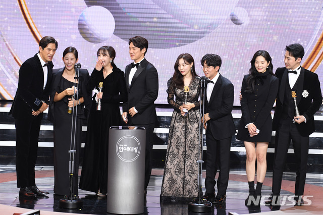 [서울=뉴시스]'동상이몽2'의 박성광-이솔이, 송창의-오지영, 전진-류이서, 오지호-은보아 부부가 'SBS 연예대상' 팀워크상을 수상했다. (사진=SBS 제공) 2020.12.19. photo@newsis.com 