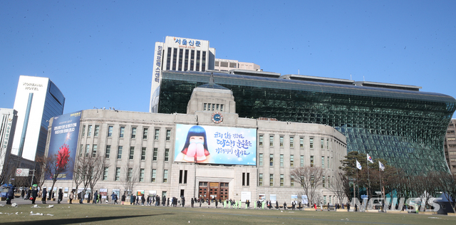 [서울=뉴시스]김명원 기자 = 신종 코로나바이러스 감염증(코로나19) 3차 대유행이 진행되는 가운데 신규 확진자 숫자가 나흘연속 1,000명대를 기록한 19일 서울 중구 시청앞 서울광장에 마련된 중구임시 선별진료소에서 시민들이 검사를 받기 위해 줄을 서 있다. 질병관리청 중앙방역대책본부는 19일 0시 기준 국내 코로나19 확진자가 전날 같은 시간 대비 1,053명 증가했다고 밝혔다. 2020.12.1.9 kmx1105@newsis.com