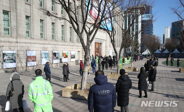 [서울=뉴시스]김명원 기자 = 신종 코로나바이러스 감염증(코로나19) 3차 대유행이 진행되는 가운데 신규 확진자 숫자가 나흘연속 1,000명대를 기록한 19일 서울 중구 시청앞 서울광장에 마련된 중구임시 선별진료소에서 시민들이 검사를 받기 위해 줄을 서 있다. 질병관리청 중앙방역대책본부는 19일 0시 기준 국내 코로나19 확진자가 전날 같은 시간 대비 1,053명 증가했다고 밝혔다. 2020.12.1.9 kmx1105@newsis.com