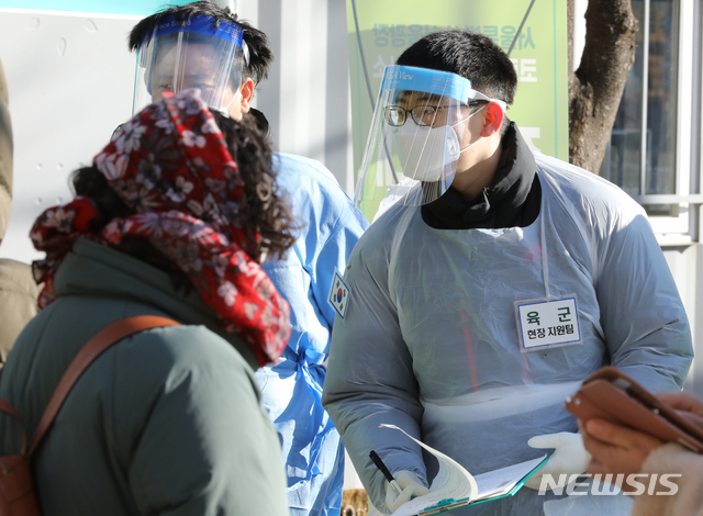 [서울=뉴시스]김명원 기자 = 신종 코로나바이러스 감염증(코로나19) 3차 대유행이 진행되는 가운데 신규 확진자 숫자가 나흘연속 1,000명대를 기록한 19일 서울 중구 시청앞 서울광장에 마련된 중구임시 선별진료소에서 시민들이 검사를 받기 위해 줄을 서 있다. 의료진이 시민들에게 검사 장소를 안내하고 있다. 질병관리청 중앙방역대책본부는 19일 0시 기준 국내 코로나19 확진자가 전날 같은 시간 대비 1,053명 증가했다고 밝혔다. 2020.12.1.9 kmx1105@newsis.com