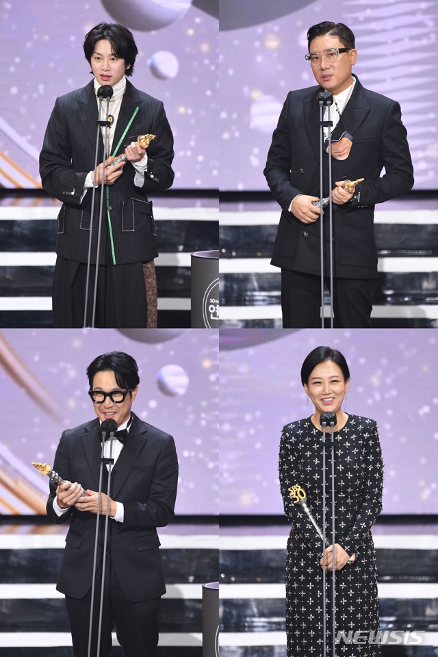 [서울=뉴시스]최우수상을 받은 김희철, 이상민, 하하, 장윤정. (사진=SBS 제공) 2020.12.20. photo@newsis.com 