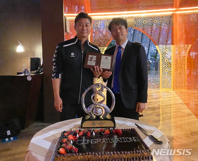 [서울=뉴시스]프로축구 울산 현대 김도훈(왼쪽) 감독과 김광국 단장 (사진 = 울산 현대 제공)