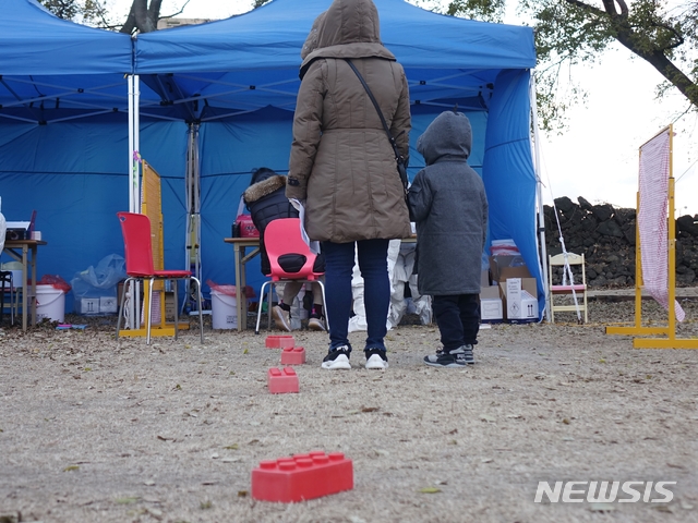 [제주=뉴시스]강경태 기자 = 제주지역에서 신종 코로나바이러스 감염증(코로나19) 확진자가 급증하고 있는 가운데 20일 오후 제주시 오라동에 있는 한 어린이집에서 원아와 보육 교직원 100명을 대상으로 검체 채취가 진행되고 있다. 2020.12.20. ktk2807@newsis.com