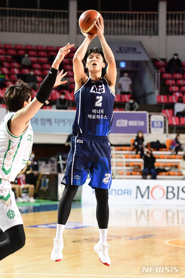 [서울=뉴시스] 프로농구 전주 KCC의 송교창. (사진 = KBL 제공)