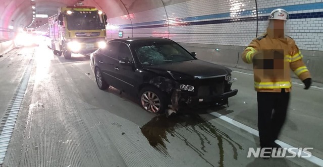 [양양=뉴시스]김동현 기자 = 강원 양양군 서면 용소리 서울양양고속도로 양양방향 서면5터널 안에서 20일 오전 7시2분께 승용차 단독사고가 발생했다. 2020.12.20. (사진=강원도소방본부 제공) photo@newsis.com