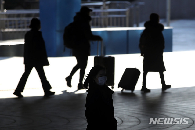 [서울=뉴시스] 박미소 기자 = 서울에 강추위가 이어지고 있는 지난 20일 오전 서울 중구 서울역 인근에서 두꺼운 옷을 입은 시민들이 발걸음을 옮기고 있다. 2020.12.20. misocamera@newsis.com