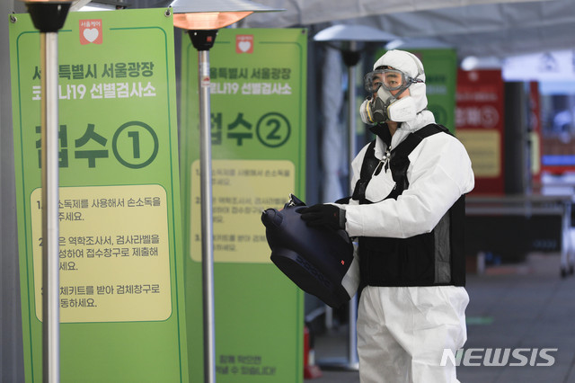 [서울=뉴시스] 박민석 기자 = 방역 관계자들이 20일 오후 서울 중구 서울광장에 마련된 임시선별검사소에서 방역 작업을 하고 있다. 2020.12.20. mspark@newsis.com