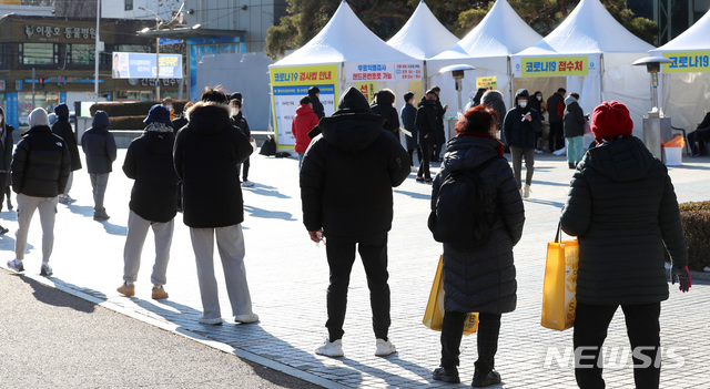 [안양=뉴시스] 이영환 기자 = 20일 오후 경기 안양시 동안구 안양실내체육관 앞에 설치된 신종코로나바이러스감염증(코로나19) 임시선별검사소에서 시민들이 검사를 받기 위해 대기하고 있다. 2020.12.20. 20hwan@newis.com