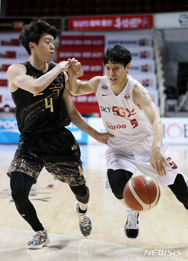 [안양=뉴시스] 이영환 기자 = 20일 오후 경기 안양시 동안구 안양실내체육관에서 열린 2020-2021 현대모비스 프로농구 안양 KGC 인삼공사와 서울 SK 나이츠의 경기, SK 김선형이 KGC 이재도의 수비를 피해 돌파를 하고 있다. 2020.12.20. 20hwan@newis.com